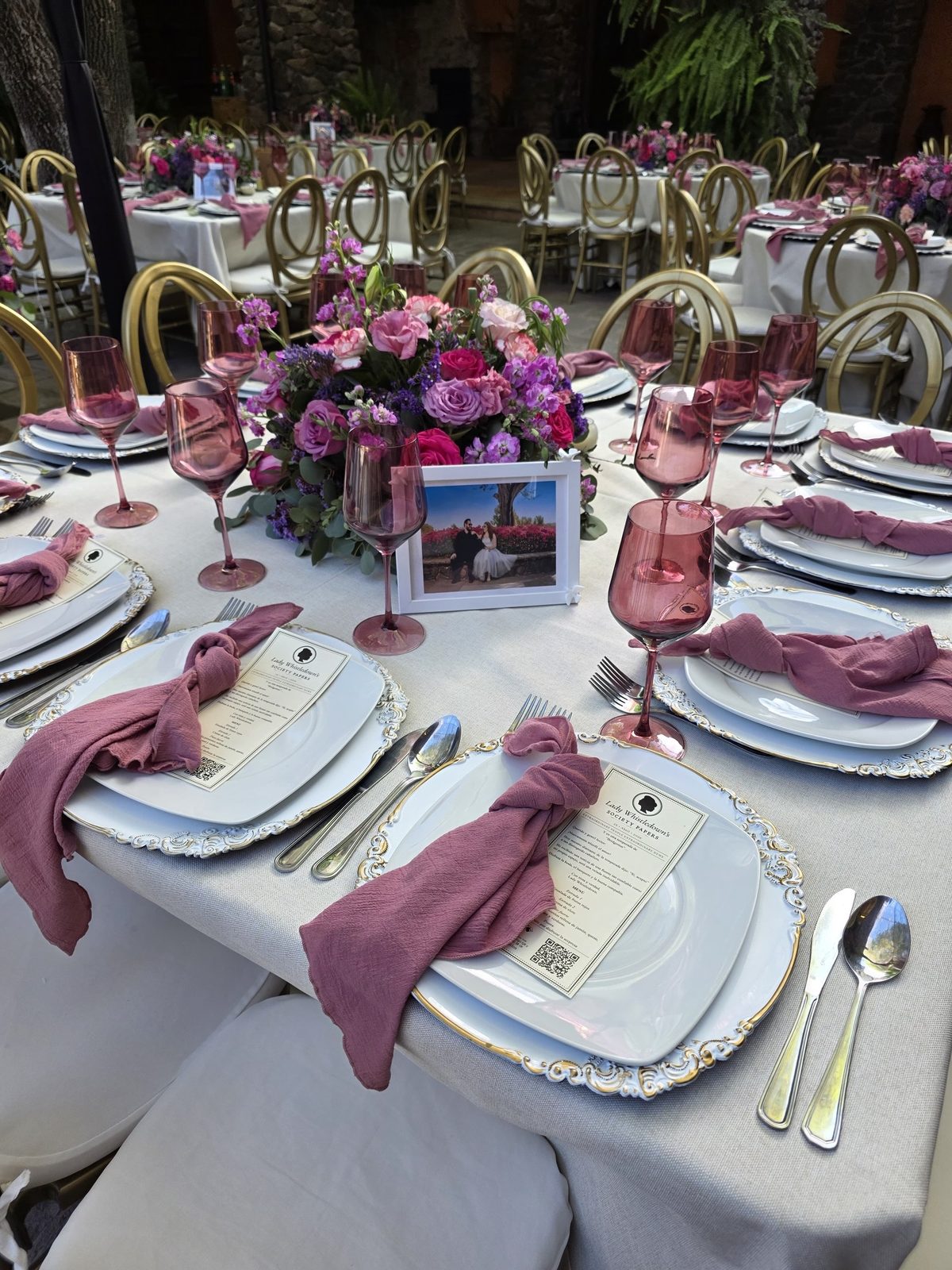 Mesa de banquete con montaje en tonos vino y rosa en Hacienda Dolores, Querétaro