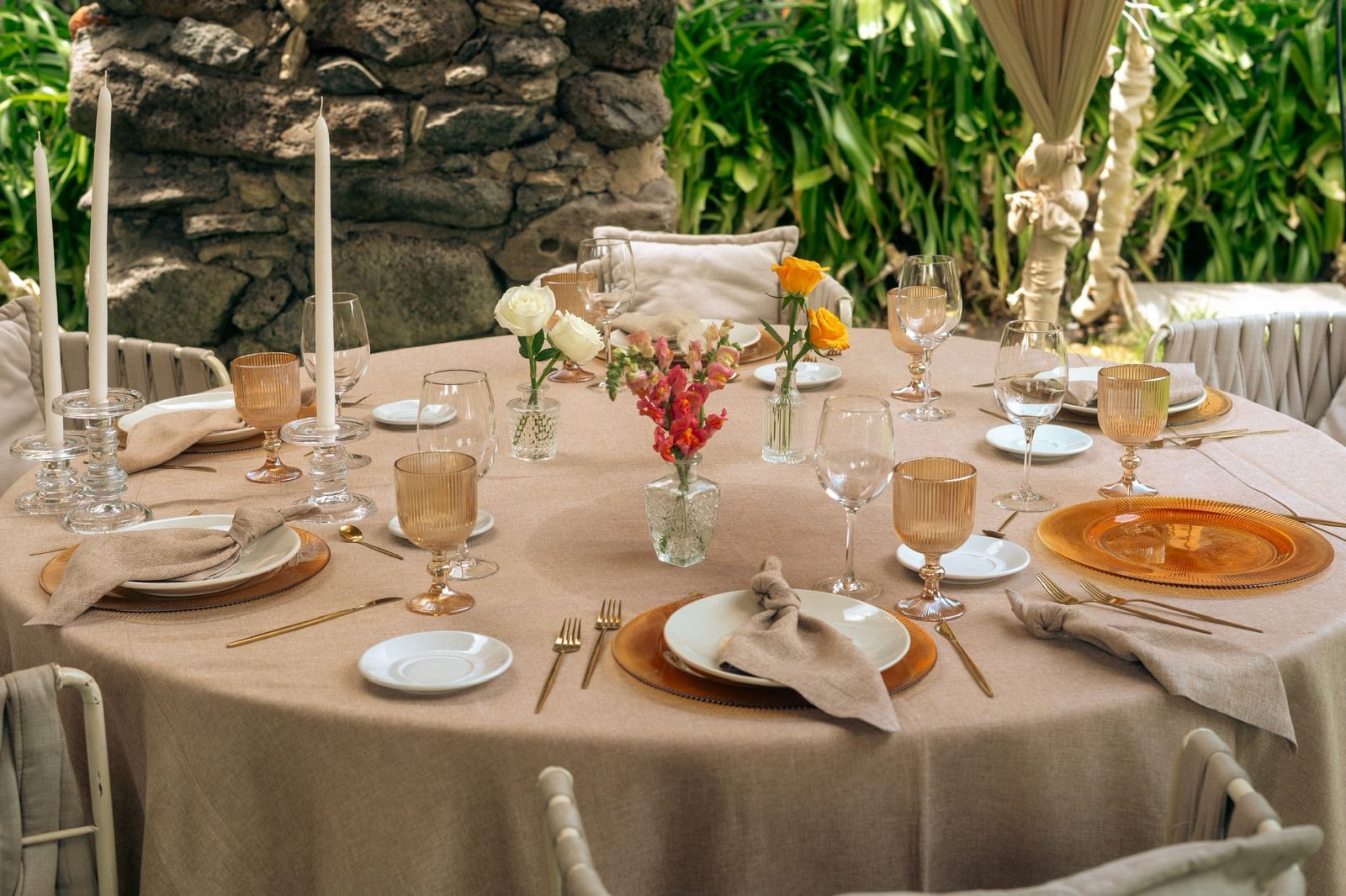 Mesa de banquete junto a muro de piedra en Hacienda Dolores, Querétaro