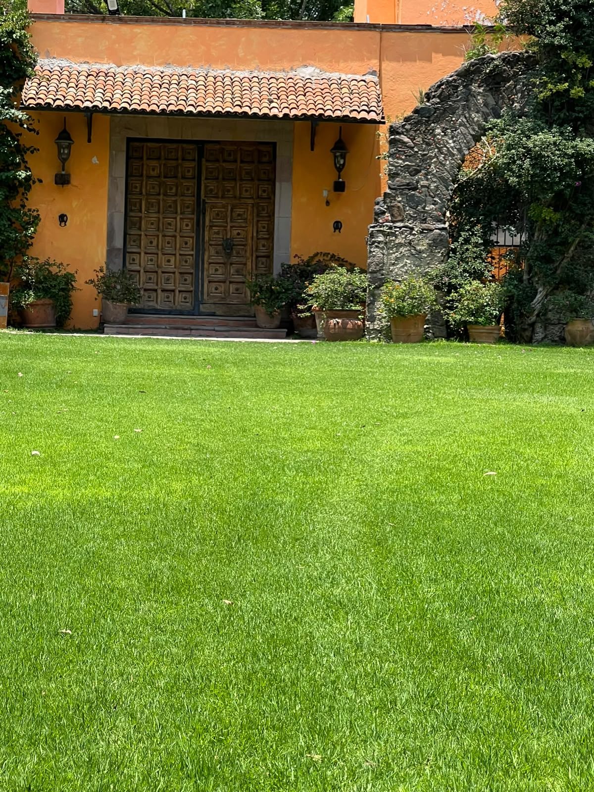 Entrada de la casona amarilla de Hacienda Dolores, Querétaro