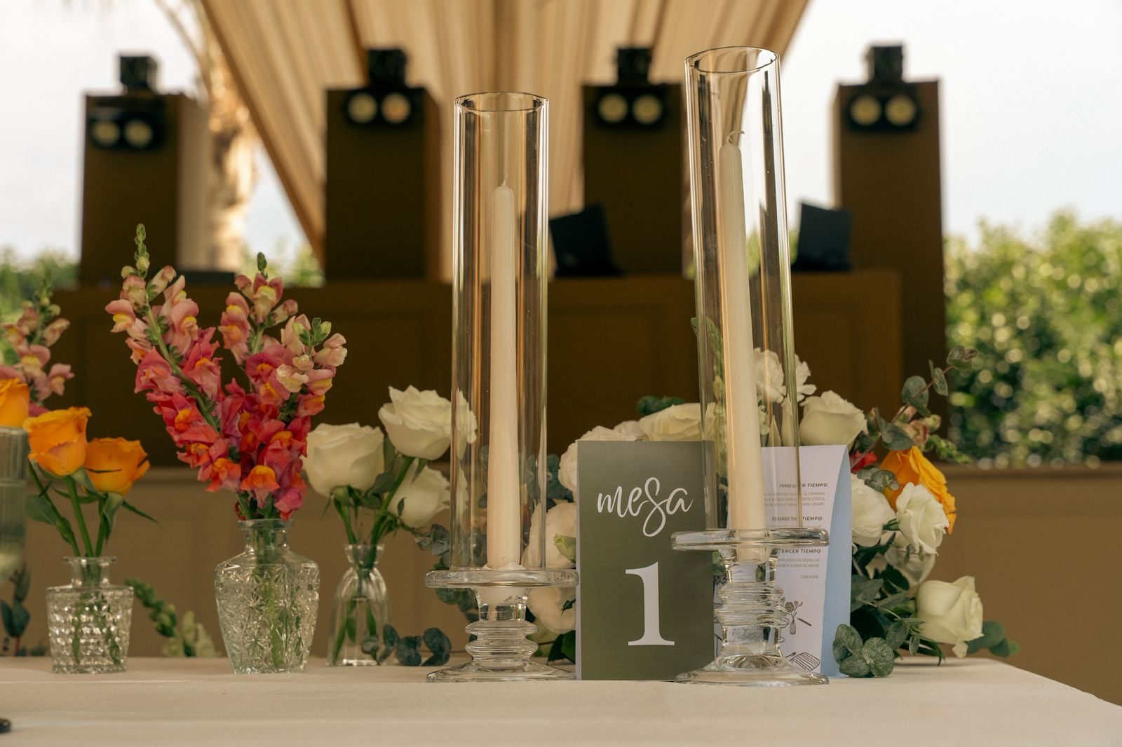 Centro de mesa con velas y flores para boda en Hacienda Dolores, Querétaro