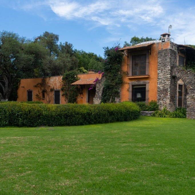 Jardín amplio con vista a la casona en Hacienda Dolores, Querétaro