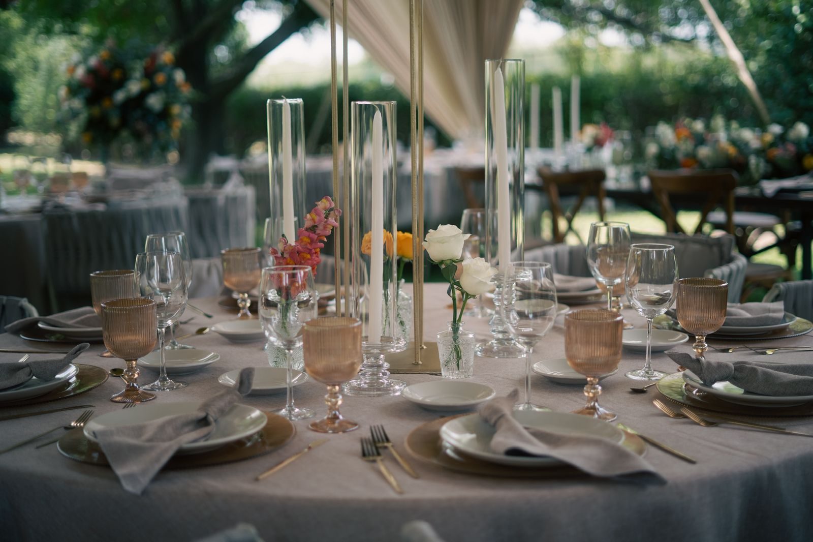 Montaje de mesa con cristalería verde olivo en Hacienda Dolores, Querétaro
