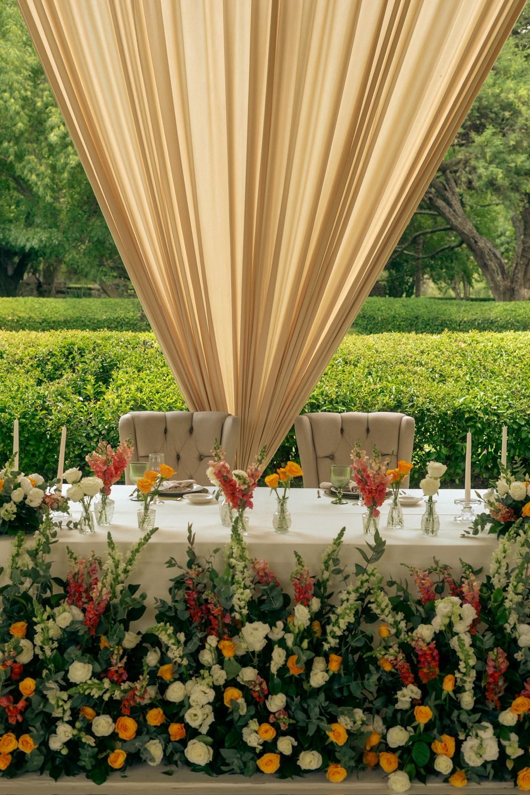 Mesa de novios con telas beige y arreglos florales en Hacienda Dolores, bodas en Querétaro