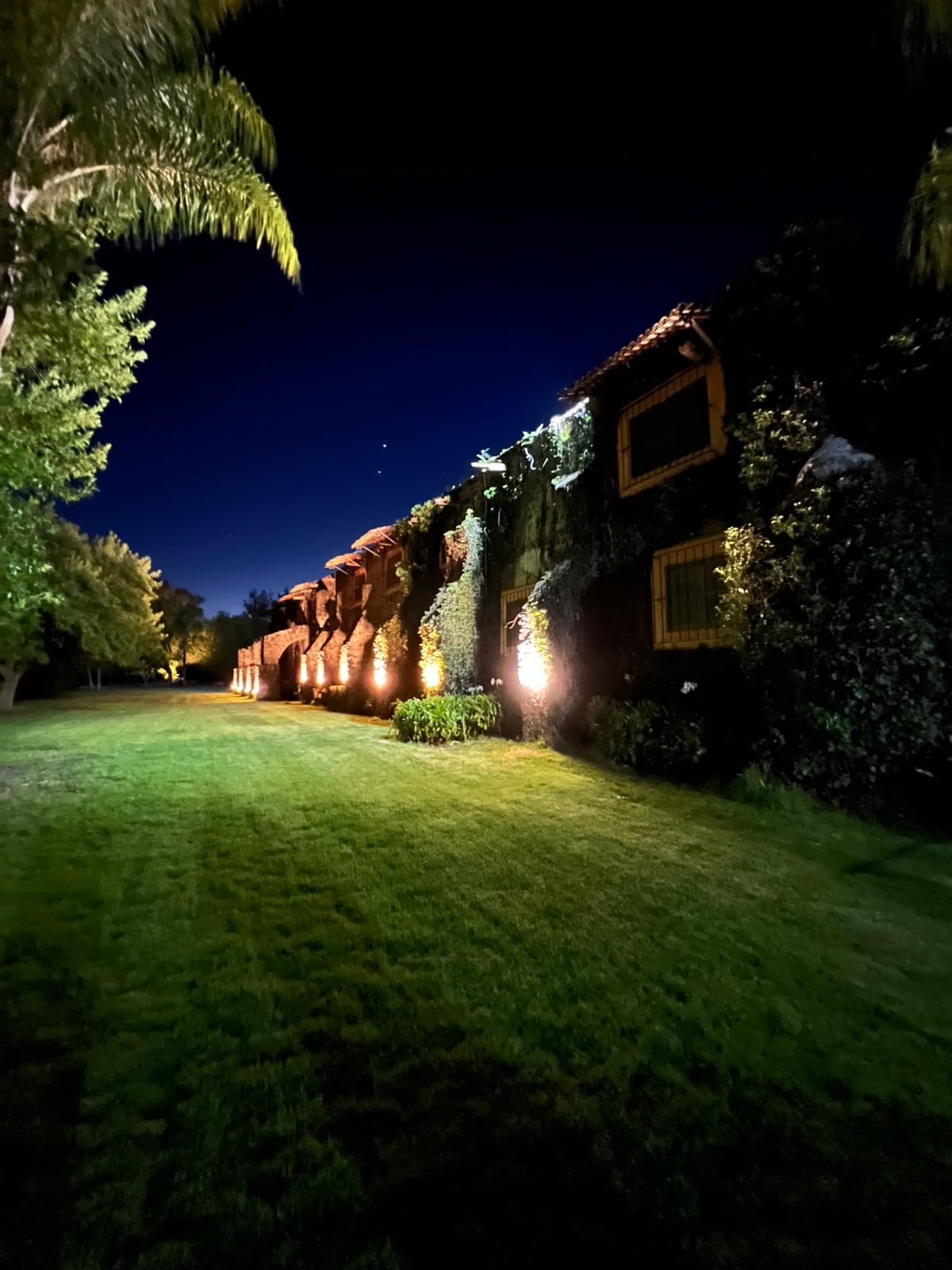 Fachada y jardín iluminados para evento nocturno en Hacienda Dolores, Querétaro