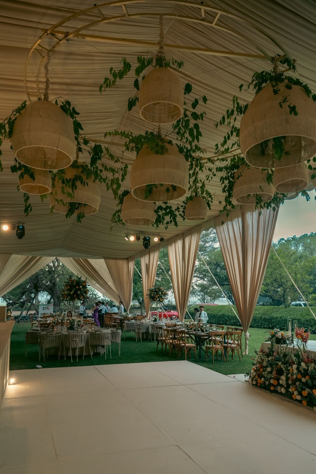 Pista de baile bajo carpa con lámparas en Hacienda Dolores, Querétaro