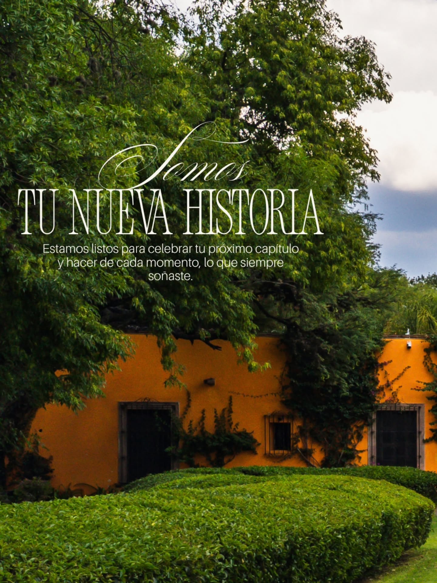 Fachada ocre entre jardines de Hacienda Dolores, Querétaro