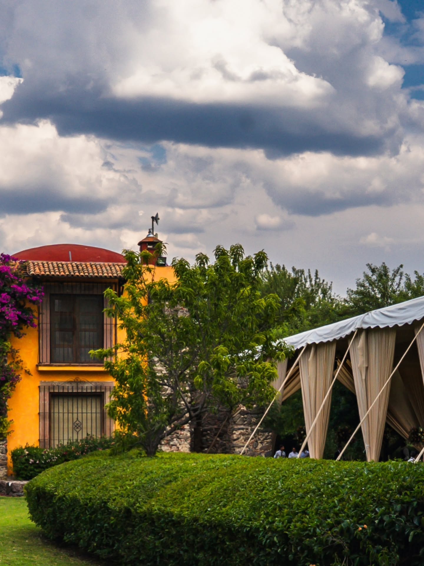 Carpa de eventos junto a la casona histórica de Hacienda Dolores, Querétaro