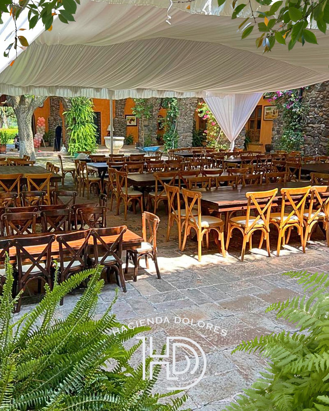 Banquete bajo carpa en el patio de piedra de Hacienda Dolores, Querétaro